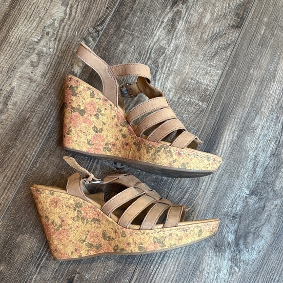 b.o.c. Tan Strappy Sandals with flower heel Women’s Size 9 - Picture 5 of 12